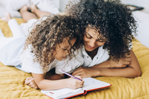 mom-and-kid-reading